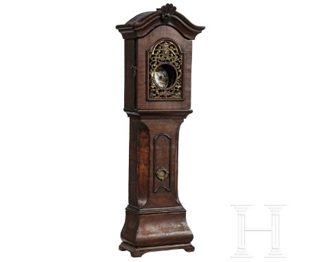 Uhrenständer in Form einer Standuhr, flämisch, Ende 18. Jhdt.  Eiche mit Nussbaumfurnier. Geschlossener Stand, der Uhrenkaste