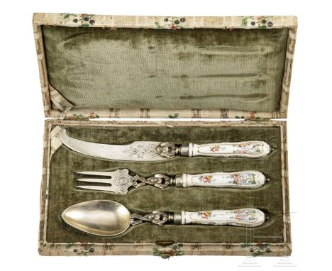 Drei Besteckteile, wohl Meissen, 19. Jhdt.   Bestehend aus Messer, Gabel und Löffel. Silber mit Porzellangriffen. Porzellan m