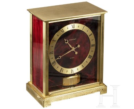 Atmos - Jaeger-LeCoultre-Tischuhr, Schweiz, 2. Hälfte 20. Jhdt.   Messing, bordeauxrot lackiertes Gehäuse, hinter Glas. Recht