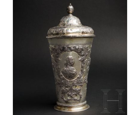 Großer Deckelpokal mit Zarenportraits, Russland, Moskau, Nikifor Timofeew, 1754  Silber, vergoldet. Runder Fuß mit ausgestell