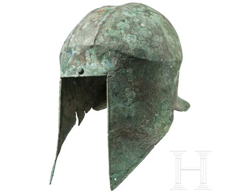 Illyrischer Helm mit Merkmalen korinthischer Helme der Lamia-Gruppe, 5. Jhdt. v. Chr.  Später illyrischer Helm der dritten St
