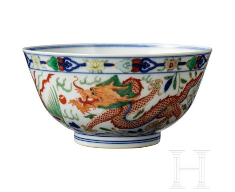 Doucai-Drachenschale mit Kangxi-Marke, wohl aus dieser Epoche  Doucai-Schale mit fein gemaltem polychromen Drachen. Auf dem B