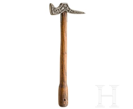 Klauenhammer, Frankreich, datiert 1721  Schmiedeeisen, fein geschnitten. Konkav geschwungener Hammerkopf mit oktagonaler Bahn