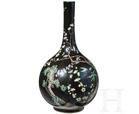 Große Famille-noire-Vase, China, wahrscheinlich Kangxi-Periode (1661 - 1722)  Bauchiger Korpus mit langgezogenem Hals. Bunter