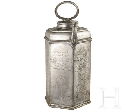 Große Zunft-Prismenkanne der Weber von Dinkelsbühl, datiert 1673  Sechsseitige Prismenkanne aus Zinn mit ausgestelltem Boden.