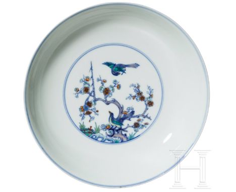 Doucai-Schale "Elster und Prunus", China, wahrscheinlich Yongzheng-Periode (1723 - 1735)  Runder Standring. Im Spiegel bunte 