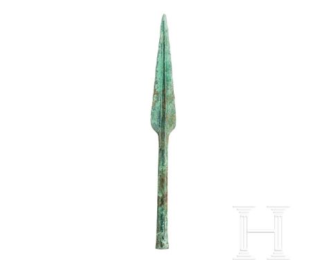 Speerspitze, etruskisch, 800 - 600 v. Chr.  Lanzettförmiges, beidseitig kräftig gegratetes Blatt. Der Ansatz (auch seitlich) 