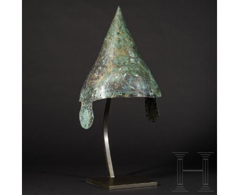 Spitzhelm aus Bronze, altassyrisch (oder urartäisch), 8. - 7. Jhdt. v. Chr.  Nicht deformierter, vollständig erhaltener Helm 