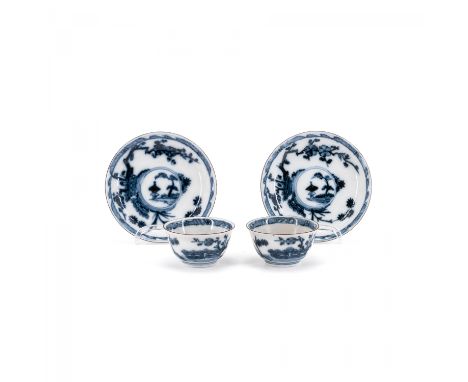 PAAR KOPPCHEN MIT UNTERSCHALEN UND ASIATISCHEM DEKOR IN UNTERGLASURBLAU. Meissen. Datierung: 1763-1774. Technik: Porzellan, U