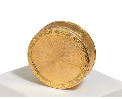 RUNDE TABATIERE À TROIS COULEURS. Paris. Datierung: 1773-74. Technik: 18ct Gold. Beschreibung: Guillochierte Flächen, entlang