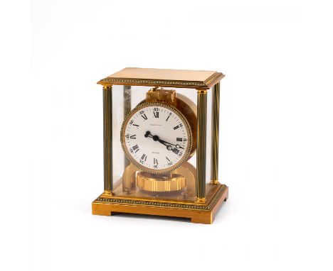 ATMOS. Jaeger LeCoultre. Technik: Messing, vergoldet, tlw. grün patiniert. Plexiglas u.a. Beschreibung: Gehäuse mit Säulen. Z