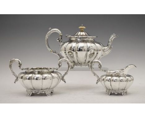 William IV/Edward VII silver three piece tea set, each piece of lobed form and standing on four splayed scallop decorated fee