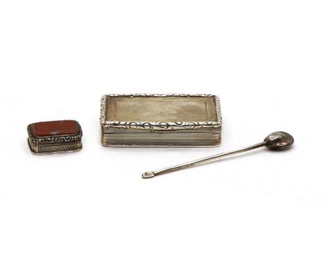 A William IV silver snuff box, by Edward Smith, Birmingham 1837, internally gilt, 7.5cm wide, 5.5cm deep, 2cm high, together 