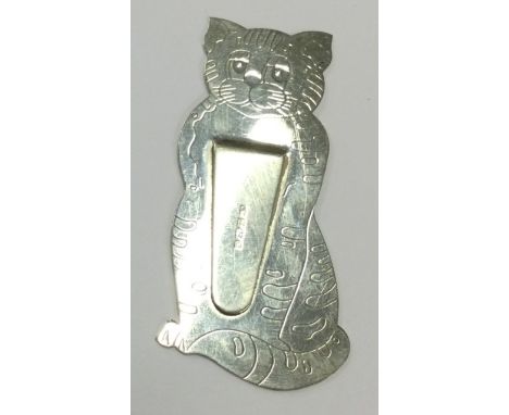 An unusual Contemporary silver money clip in the form of a cat with engraved decoration. Birmingham. Approx. 5 grams. Est. £2