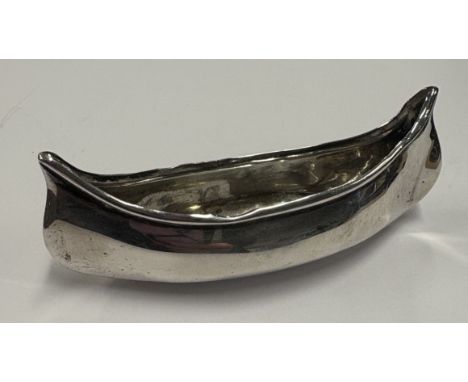 CHESTER: An unusual silver bowl in the form of a canoe. 1918. Approx. 15 grams. Est. £30 - £40.