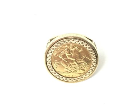 1982 half sovereign ring size R and total weight 8g. Ring has been cut.