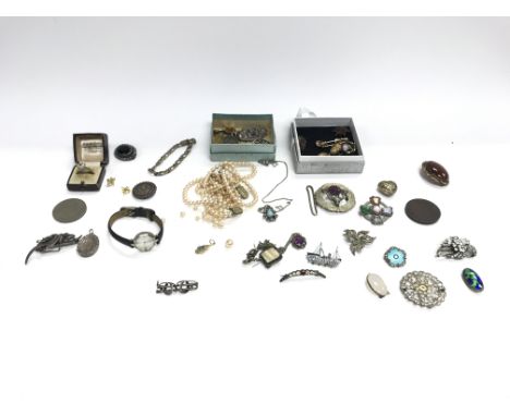 Collection of costume jewellery including a number of vintage broaches and oddments.