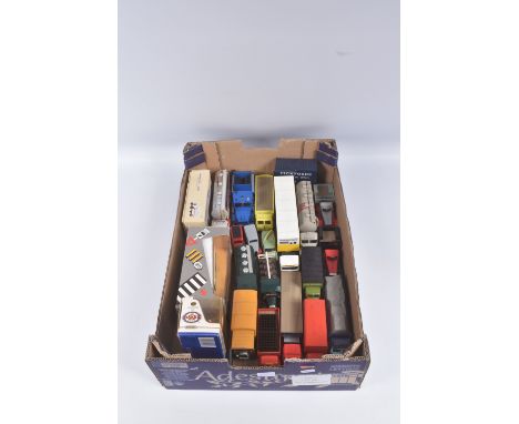 A QUANTITY OF MAINLY UNBOXED AND ASSORTED CORGI CLASSICS LORRY/TRUCK AND VAN MODELS, to include Foden FG Platform - Eastwoods