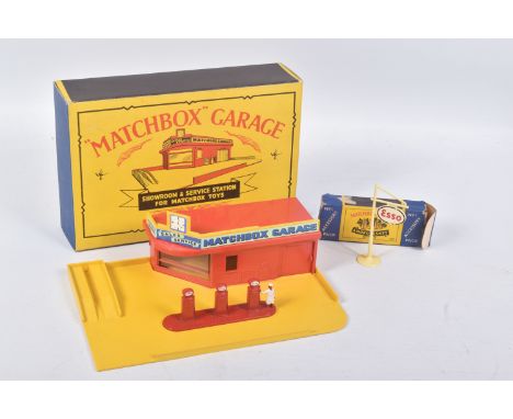 A BOXED MATCHBOX SERIES GARAGE, No.MG1, appears complete and in very good condition, box in a very good condition, model stic