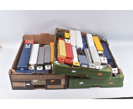 A QUANTITY OF UNBOXED AND ASSORTED PLAYWORN DIECAST AND PLASTIC MODERN LORRY/TRUCK MODELS, majority approx 1/50th scale, to i