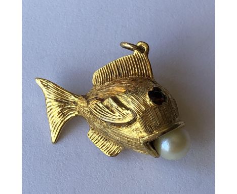  A 9CT GOLD NOVELTY CHARM IN FORM OF A FISH WITH INSET RUBY EYES AND PEARL IN ITS MOUTH 5.5G APPROX