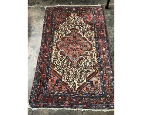 20TH CENTURY CARPET WITH CENTRAL MEDALLION ON A RED GROUND WITHIN PATTERNED BORDER102CMX165CM 