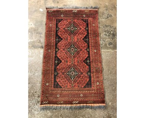 20TH CENTURY CARPET RUNNER WITH BLACK LOZENGE MOTIFS ON A RED BACKGROUND-FRINGED77CMX133CM