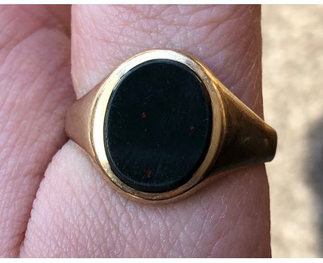 9CT GOLD OVAL BLOODSTONE SIGNET RING 4.2G APPROX SIZE Q