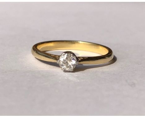 UNMARKED YELLOW METAL DIAMOND SOLITAIRE RING 2.6G APPROX SIZE L