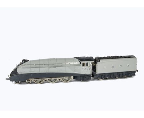 An ACE Trains O Gauge 2- or 3-rail Electric Gresley A4 Class 4-6-2 Locomotive and Tender,  in LNER silver/grey as no 2510 'Qu