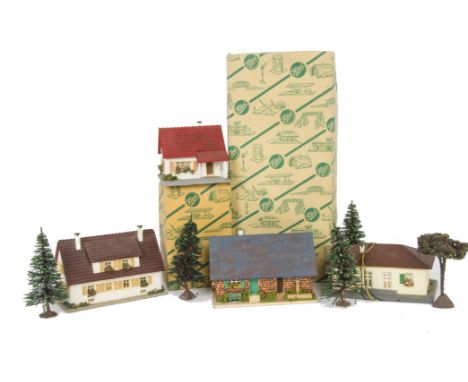 Kibri HO Gauge Station and other Accessories, 0/50/3 Toschling Station, 056/9 Yard Lamp, both in original boxes, unboxed  Mär