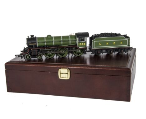 Bachmann 00 Gauge LNER green Class B1 with 9ct Gold nameplates, No 1306 'Mayflower', Ltd Ed 161/2000, in original wooden pres