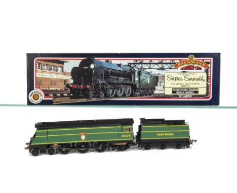Hornby (China) and Bachmann 00 Gauge SR Locomotives and Tenders, Hornby R2219 green West Country Class 21c123 'Blackmoor Vale