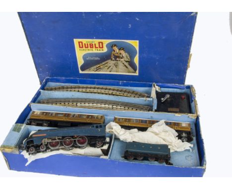 Hornby Dublo 00 Gauge 3-Rail EDP11 Passenger Train Set, comprising LNER blue 'Sir Nigel Gresley' two original coaches and add