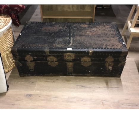 VINTAGE TRAVELLING TRUNK