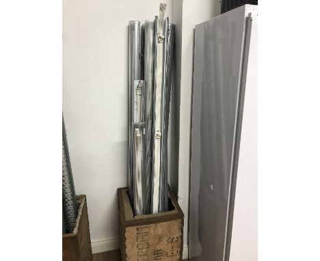 5 LARGE , 1 SMALL CEILING STRIP LIGHT WITH 2 CEILING BRACKETS