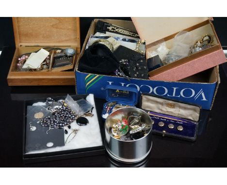 A collection of mainly vintage costume jewellery to include bracelets, necklaces etc. 