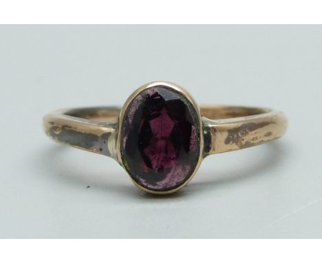 A 9ct and garnet ring, 2.8g, M/N 