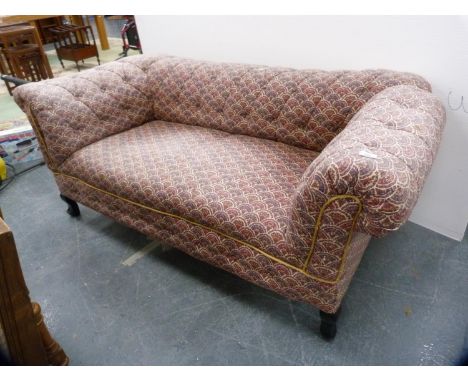 Drop-end Chesterfield sofa. 