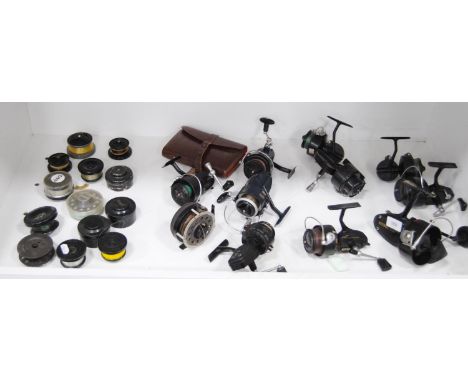 Mitchell Garcia boat and other fishing reels to include 206S reel, 400 reel, 486 reel, accessories etc (one shelf). 