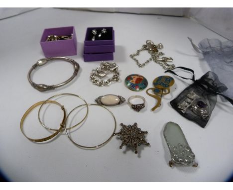 Assorted jewellery to include a silver and opal brooch, silver rings, celtic-style bangle, modern badges etc. 