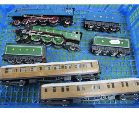 Two Hornby 'OO' Gauge/4mm Unboxed Steam Locomotives, comprising a Class AI/A3 4-6-2 Flying Scotsman L.N.E.R green, with two t