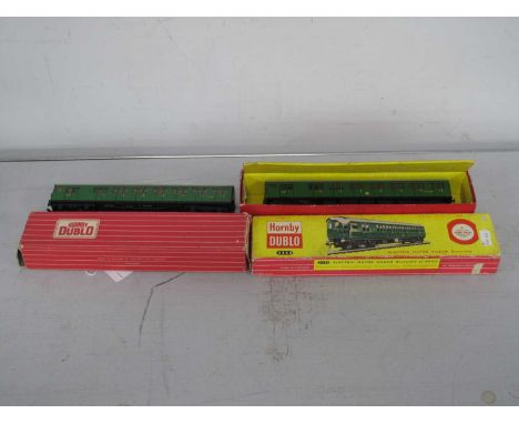 A Hornby Dublo 'OO' Gauge/4mm Ref No 2250 Two Rail Brake/2nd Electric Motor Coach Southern Green, R/No S.65326, very good unt