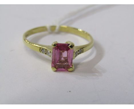 18ct YELLOW GOLD PINK SAPPHIRE SOLITAIRE RING, rectangular cut pink sapphire with accent diamonds to each shoulder in 18ct ye