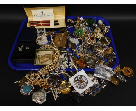 A quantity of modern and vintage costume jewellery, to include Art Deco style clips, brooches, Pierre pen set, earrings etc. 