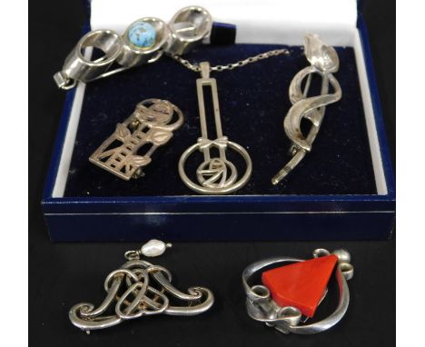 A quantity of Art Nouveau style and Mackintosh style jewellery, to include tulip brooch, rose pendant, rose brooch etc. (one 