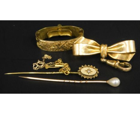 Various gilt metal jewellery, to include a bow brooch, small bangle, 15ct stick pin and a pearl topped stick pin, unmarked