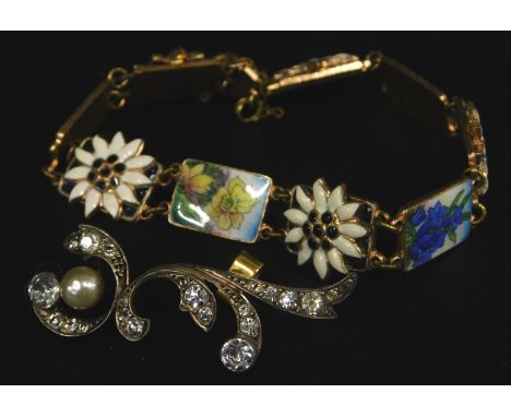 Various items of costume jewellery, to include a gold plated and enamel floral bracelet, and a paste set cultured pearl Art N