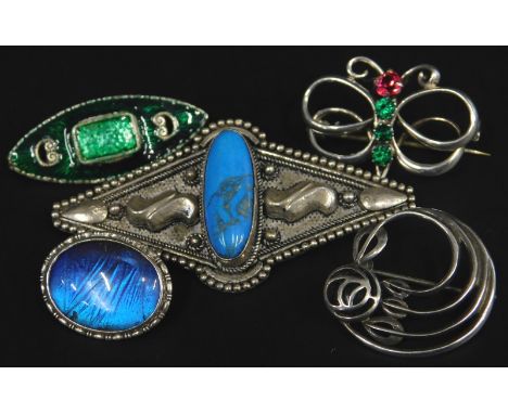 A quantity of silver brooches, to include an Art Nouveau silver rose brooch, green enamel brooch, butterfly wing brooch, butt