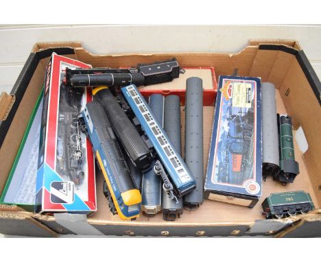 MIXED LOT VARIOUS MODEL RAILWAY TRAINS AND CARRIAGES TO INCLUDE A LIMA LOCOMOTIVE, VARIOUS CARRIAGES ETC